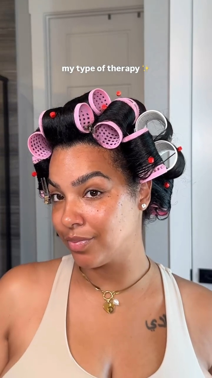 Nothing beats a lil hair therapy session 💕