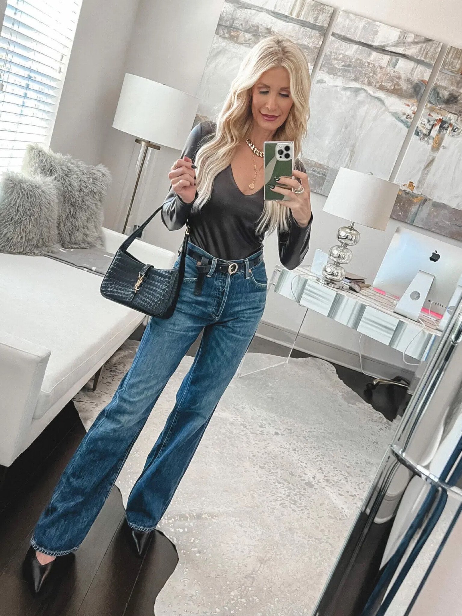 Happy Sunday! 🤎 PRO STYLE TIP when wearing baggy jeans >>> keep everything else fitted on the top portion of your body to create balance. This will ensure the baggy silhouette doesn’t end up overtaking you. 

PS - would you believe the fabulous brown faux leather bodysuit is under $50?! 

Both pieces run tts, I’m wearing an XS in the bodysuit and a size 24 in the jeans. 

Comment links to get these outfit details sent to your DM. 



#LTKfindsunder50 #LTKfindsunder100 #LTKover40