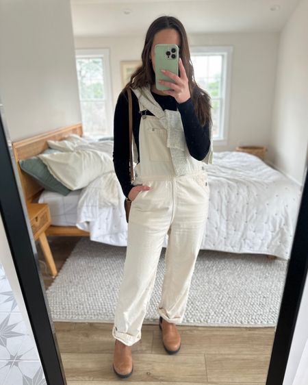 Day 4 of 2 weeks of daily outfits. Love getting to wear overalls in the winter! I’m wearing a 4 in these everlane pair