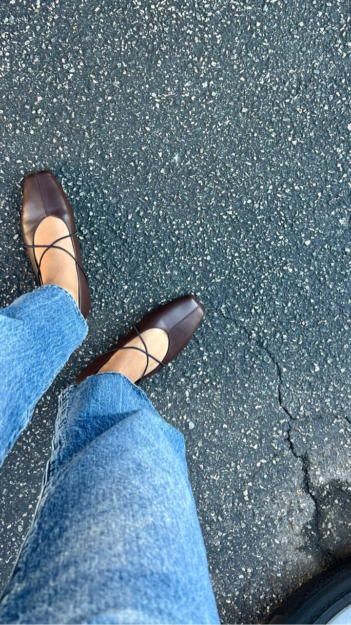 by far the most popular question I get this time of year is about fall shoes!! here are my thoughts on fall shoes and what you need this season 

a round up of all my favorite boots, flats, sneakers are linked here!  

•
•
•
•

#fallshoes #momstyle #everydaystyle #wardrobestyling 

#LTKStyleTip #LTKSeasonal #LTKShoeCrush