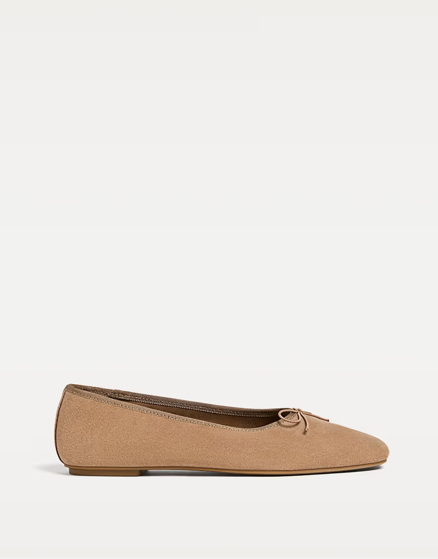 Stradivarius Split suede ballet flats with bow in beige-Neutral | ASOS (Global)