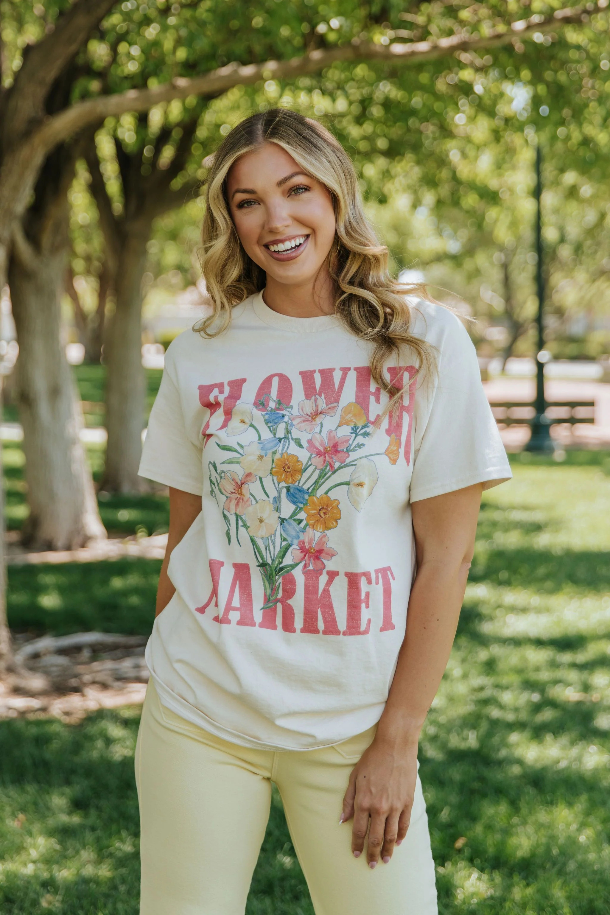 THE FLOWER MARKET GRAPHIC TEE IN IVORY | Pink Desert