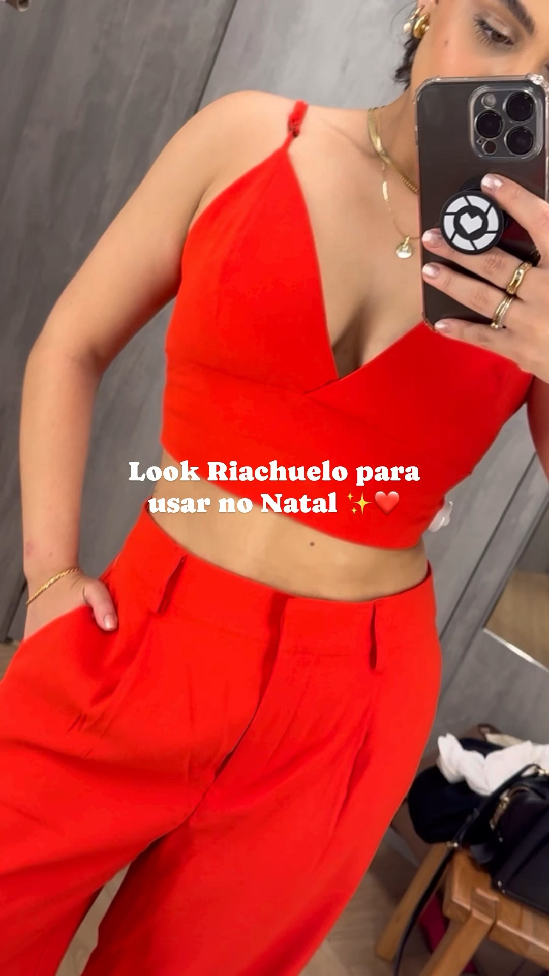 Mais uma inspiração de look natalino para vocês! Esse é da Riachuelo, e o melhor é que você pode comprar pela internet e retirar na loja, assim você garante que vai achar sua numeração e que vai ter seu look antes do Natal 🤩

Tamanhos usados: estou com o Cropped PP e a calça 38 (mas a 36 ficaria melhor em mim). 

Minhas medidas: 
- Busto 89
- Cintura 73
- Quadril 94
- Altura 1,53 

#NatalLTK #LTKGift

#LTKbrasil #LTKHoliday #LTKVideo