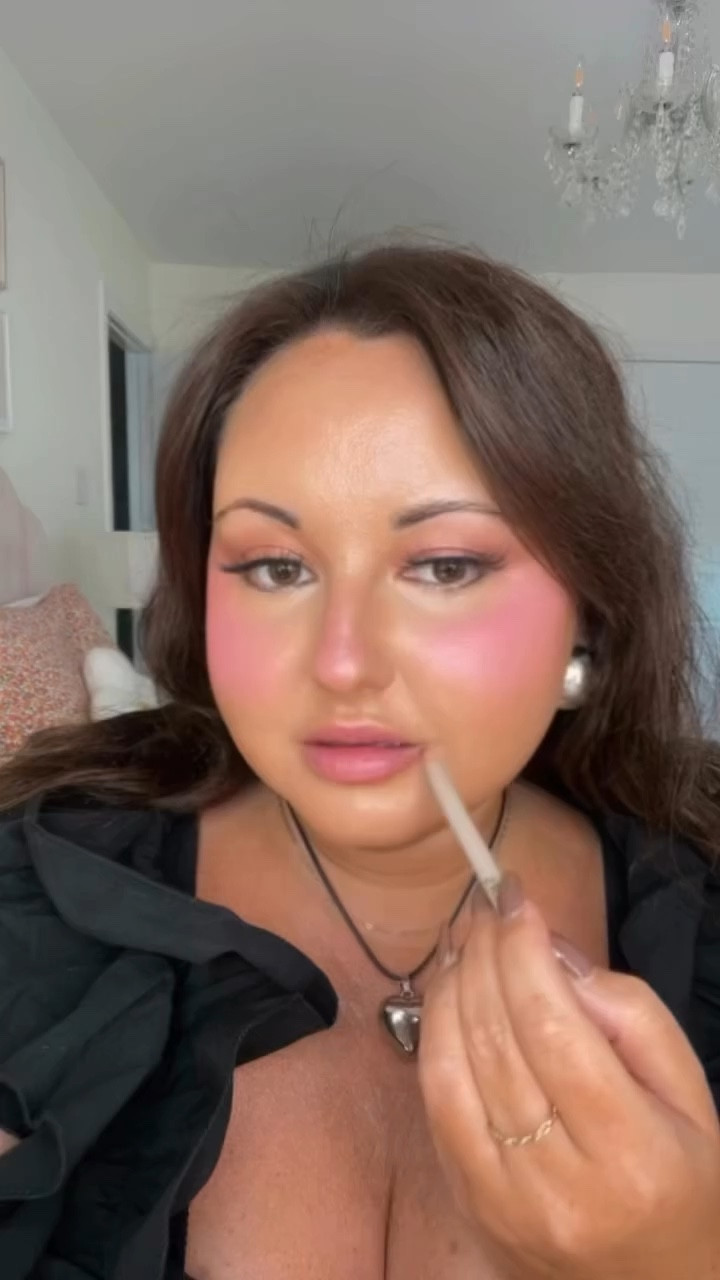 is it lip balm or iced coffee? 🧊☕ take one cup of brewed coffee, add milk 🥛  and a spoonful of raw cane sugar, then stir for the perfect glossy lip 💋 

my makeup products are listed below and on my LTK, link in bio ✨

THE DETAILS💫
🧊☕ @skkn lip liner (6)
🧊☕ @summerfridays lip butter balm (iced coffee ) 

#summerfridays #skknbykim #summerfridayslipbutterbalm #lipbalm #glossylips #glossymakeup #everydaymakeup #everydaymakeuplook #makeuplook #makeuproutine #liproutine #lipcombo