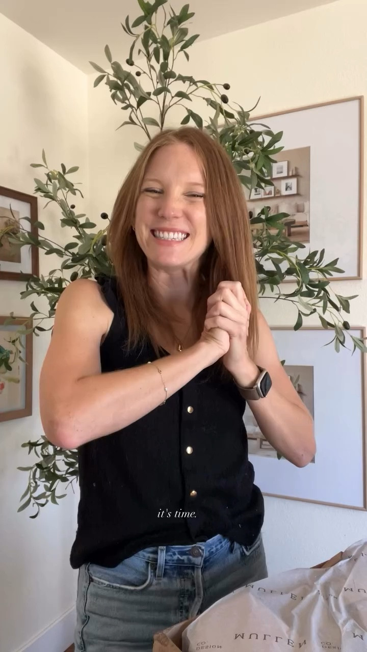 It’s here!! ✨ We’re back with another unboxing of our favorite gift we give ourselves each season: the Live Simply Home design subscription box curated by Morgan Mullen of Mullen Design Co. 😍  The fall box is GORG!! 

(Also, ignore the stock photos in the frames behind me – we’re still in the process of choosing prints! Love the frames though & so affordable… shop them below!)

#subscriptionboxes #fallhomedecor #fallhome

#LTKSeasonal #LTKHome #LTKStyleTip