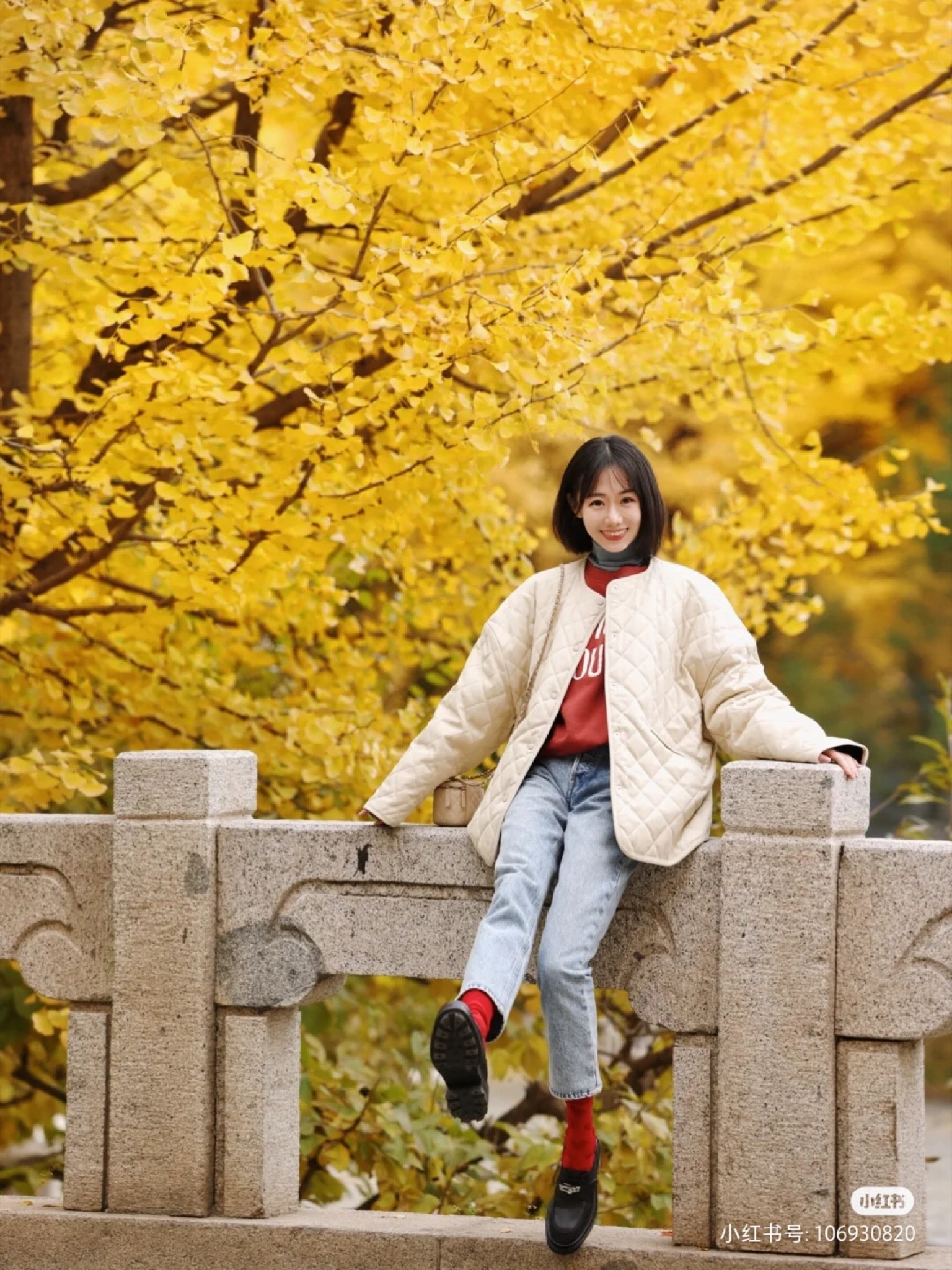醉美银杏🍂国家植物园 一树一天堂
植物园的秋天真的有种相见恨晚的感觉！

公园里巨大的银杏树舒展、热烈，

金黄耀眼，一棵树下写着一个童话。

公园里层林尽染，

银杏、枫树、黄栌、芦苇，各种彩色的花和叶子，

随处可见完如画卷般的诗情画意。

重点是，人不多！可以尽情拍好看的照片！

🍂银杏信息

地址：国家植物园北园

机位：银杏主要集中在温室和曹雪芹纪念馆附近

1⃣️图1、2 温室后面的神树 一树一世界，转角安安静静矗立在路旁，无人问津，一定不要错过。

2⃣️图3 温室对面的白石桥，树从桥下延伸上来，满背金黄，这个神仙机位超级出片！

3⃣️图5 温室旁边的休息区，坐在凳子上拍后面的大银杏也很好看

4⃣️图9 温室前的银杏大道 高大的银杏树下小路蜿蜒，植物布景错落有致，随手拍都是大片

5⃣️图7 清代引水渠旧址 温室前往曹雪芹的途中路过一片枫树林，小山坡上落满枫叶，这个地方色彩非常油润，长焦拍山坡上的人更有氛围感

6⃣️图4、7 曹雪芹故居入口 整个区域银杏非常多，随处都可以出片，银杏石墙更有一番风味

🍂穿搭灵感

阴天拍银杏可以穿的鲜艳一些，

自古红蓝出cp，

红色复古卫衣搭配蓝色高领内搭，

外穿一件今年超时髦的软壳夹克棉服外套，

九分微喇牛仔裤露出鲜艳的小红袜子，

秋冬复古氛围感拉满，保暖又慵懒，

而且还灰常上镜哦～

#公园赏秋情报站 #秋天当然要慵懒 #我的时尚穿搭灵感 #初秋穿搭 #秋冬穿搭 #秋意浓 #氛围感穿搭 #日常穿搭 #北京赏秋好去处 #出门踏秋去 #北京拍照 #北京周末去哪儿 #拍出氛围感 #小个子穿搭 #秋冬外套 #衍缝棉服 #色彩搭配 #短发 #减龄短发
#LTKchina #LTKasia

#LTKstyletip #LTKSeasonal #LTKtravel