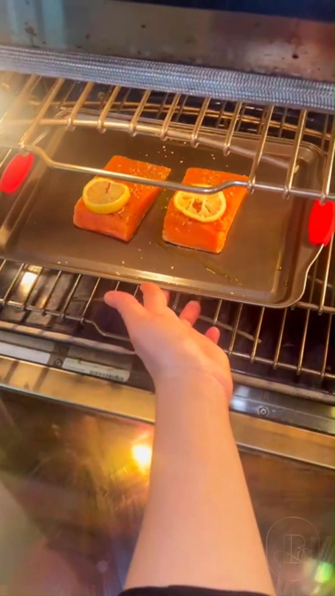 My absolute go-to secret for effortless weeknight dinners and weekend baking treats! 🍪 If you're tired of food sticking to pans or scrubbing burned mess after every meal, this Benicci non-stick baking sheet set is a game-changer. Perfect for sheet pan dinners, crisp roasted veggies, or fresh homemade cookies! 🤎✨ #LTKhome #LTKunder50 #LTKkitchen #BakingEssentials #SheetPanDinners #KitchenFinds #CookingHacks 

#LTKfoodie #LTKHome