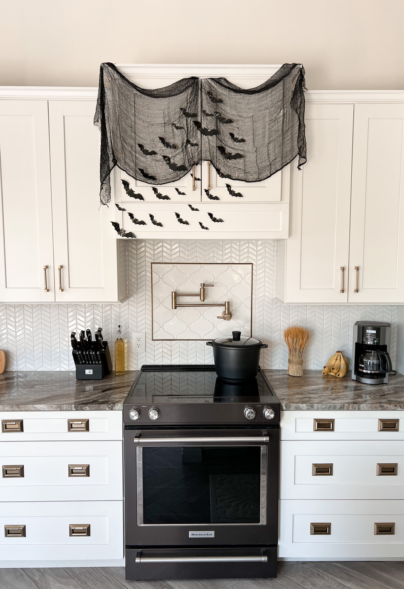 Simple indoor Halloween decor 🎃👻💀

#LTKHalloween #LTKSeasonal #LTKhome