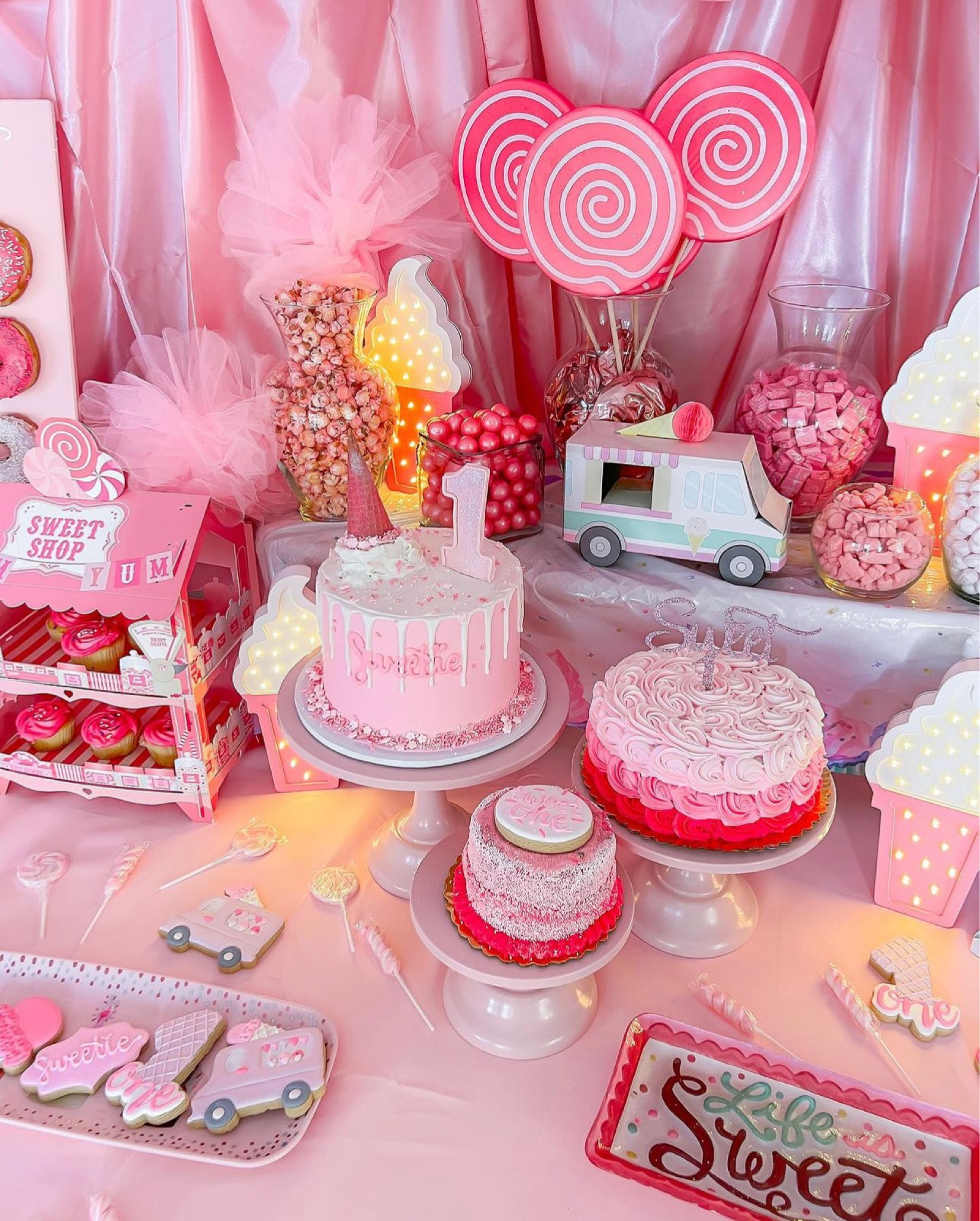 Sweetie’s Dessert table!!🍬🍭✨💖🧁🎂 #sweetone #firstbirthday #party

#LTKbaby #LTKFind