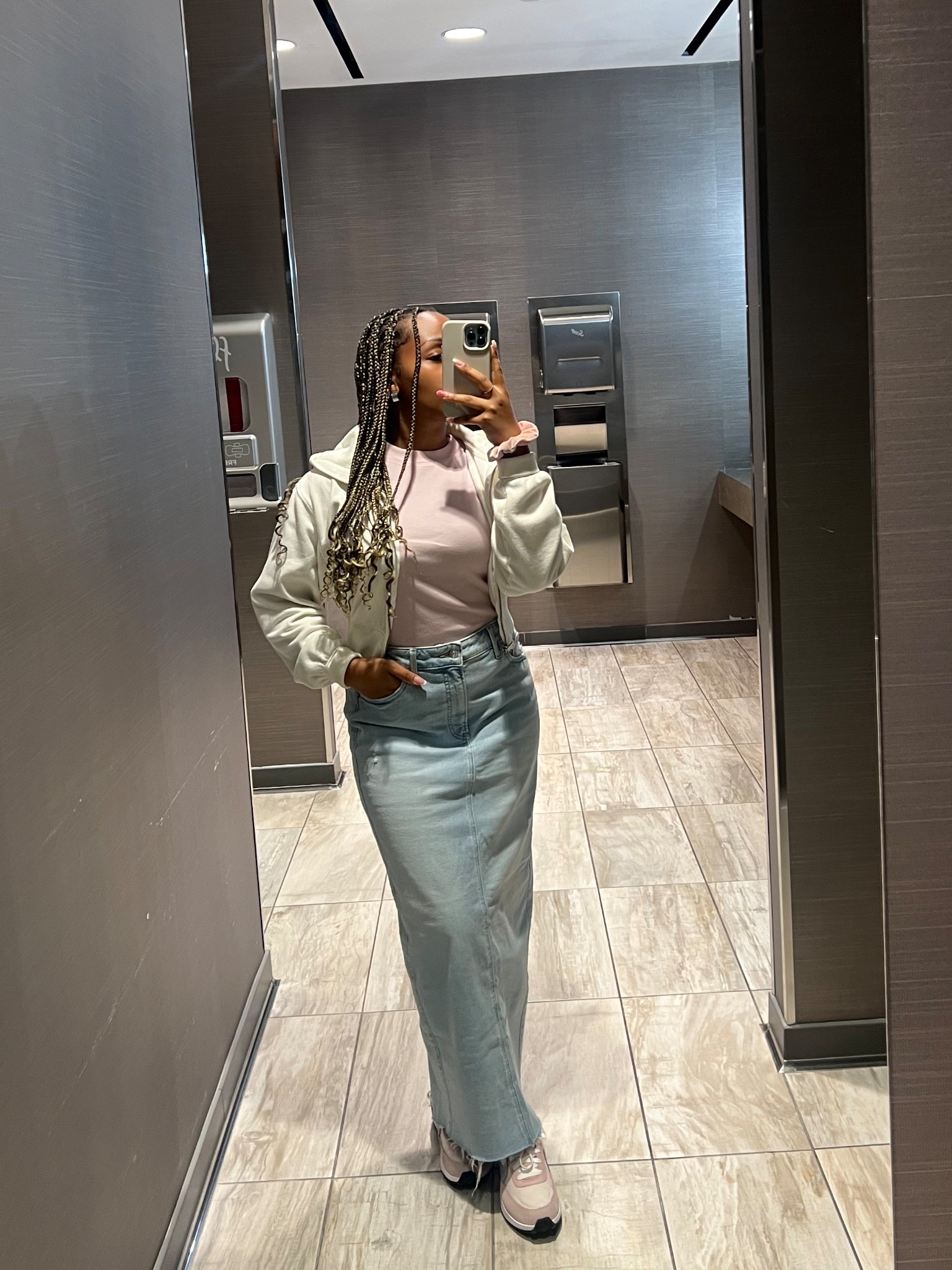 Workwear Wednesday💘 casual fit inspo

Denim skirt, casual ribbed tee, Nike sneakers

#LTKWorkwear #LTKStyleTip
