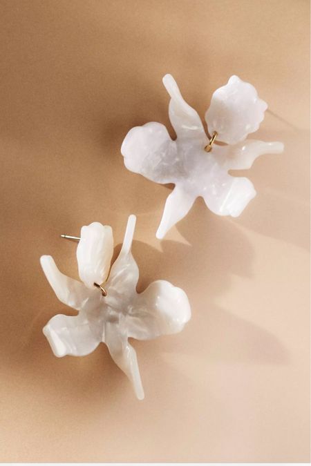 Lele Sadoughi flower earrings 


#LTKSeasonal #LTKstyletip #LTKFind