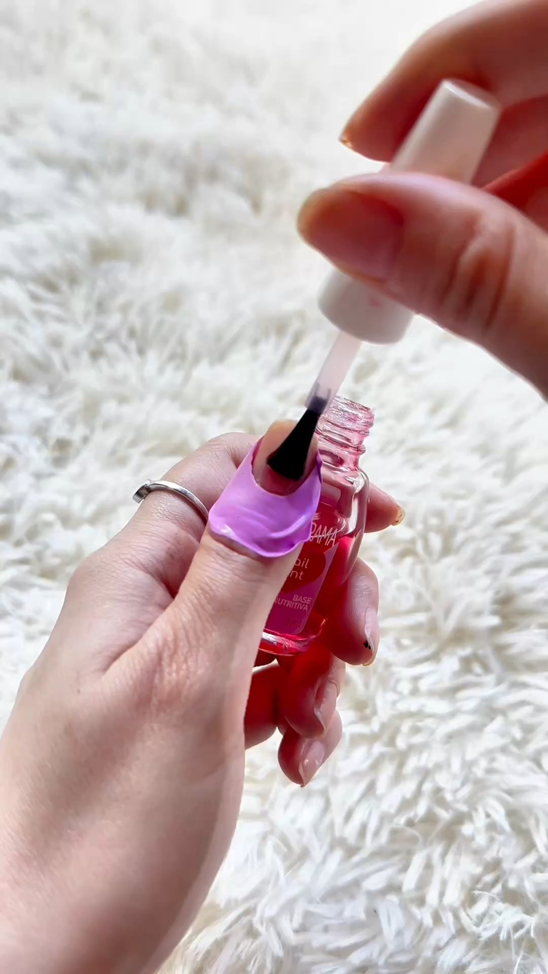 Achei revolucionário esse adesivo que ajuda a pintar as unhas sem borrar os cantinhos, pra quem como eu não tem habilidades na esmaltação super ajuda naquele dia que não dá tempo de ir na manicure 

#LTKbrasil #LTKbeleza