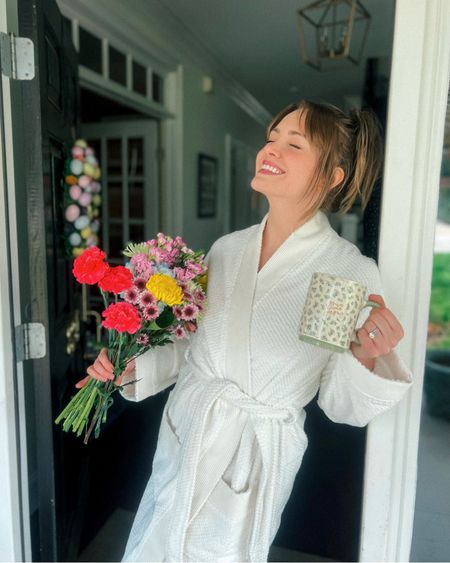 Nothing like greeting a new Spring day with fresh flowers, coffee and a @seyante 100% organic Turkish Cotton robe!🤍
