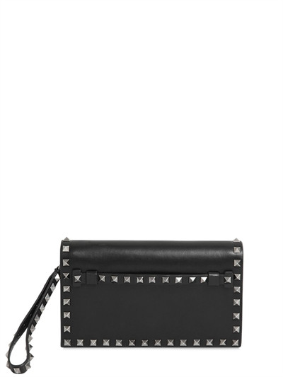 ROCKSTUD NOIR LEATHER CLUTCH | Luisaviaroma