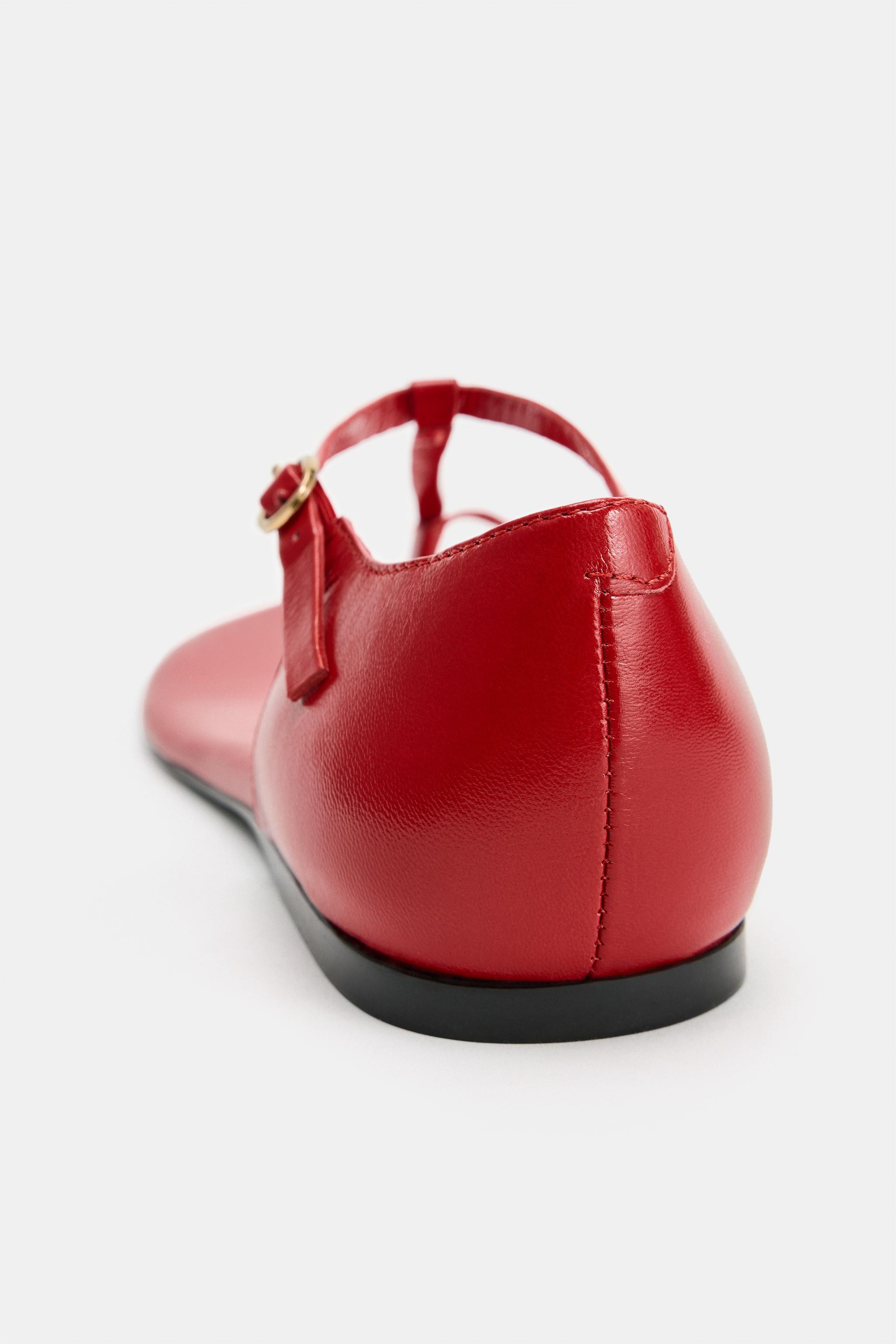 Flat leather sandals. Toe loop strap. Metallic buckle closure. Pointed toe.Sole height: 0.4 inche... | Zara US