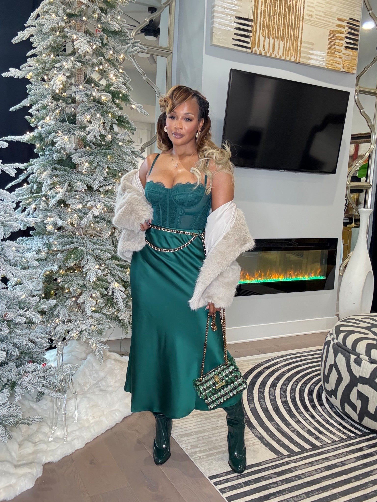 Perfect date night look for the holidays!
Jacket size Large 
Corset size Medium 
Skirt size Medium

