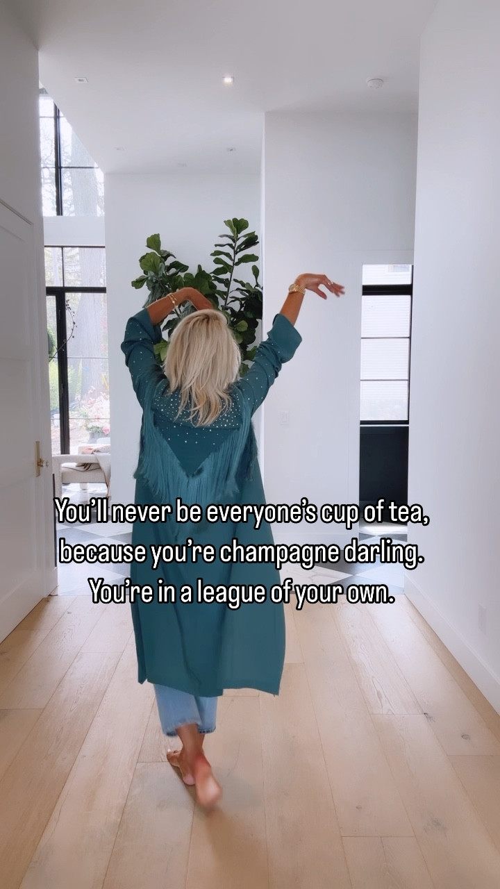 Love this fringe super light weight kimono 😍😍😍 I’m in a medium 