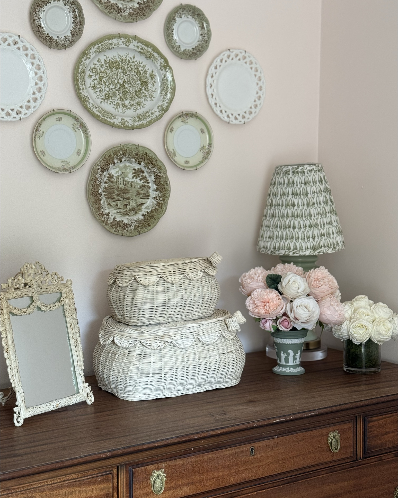 If it feels like a Nancy Meyers movie set… I want it. 🤍
Soft florals, woven textures, and pieces that tell a story—this is your sign to romanticize your home.

