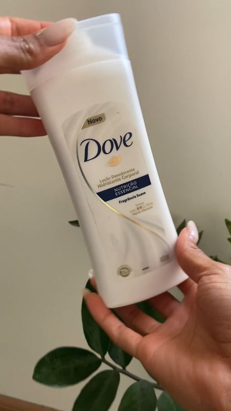 A review de hoje é dessa loção hidratante da Dove. Promete uma textura média com rápida absorção 💫 achei ideal para pele seca.

A fragrância é suave e deliciosa!

#LTKBrazil #hidratante #peleseca

#LTKbeauty #LTKbrasil