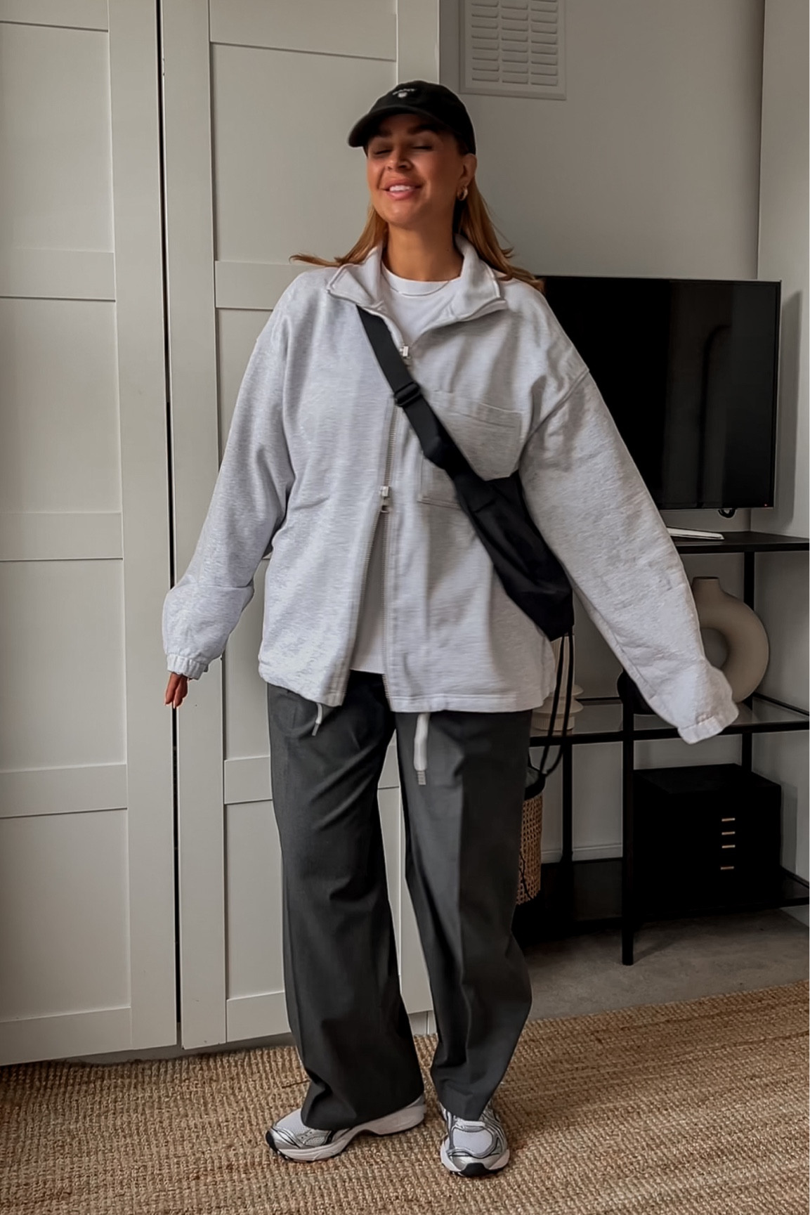 Day 4/30 days of autumn!

Jacket - old ARKET men’s
T shirt - trousers & bag UNIQLO
Trainers - ASICS 
Cap - GANT