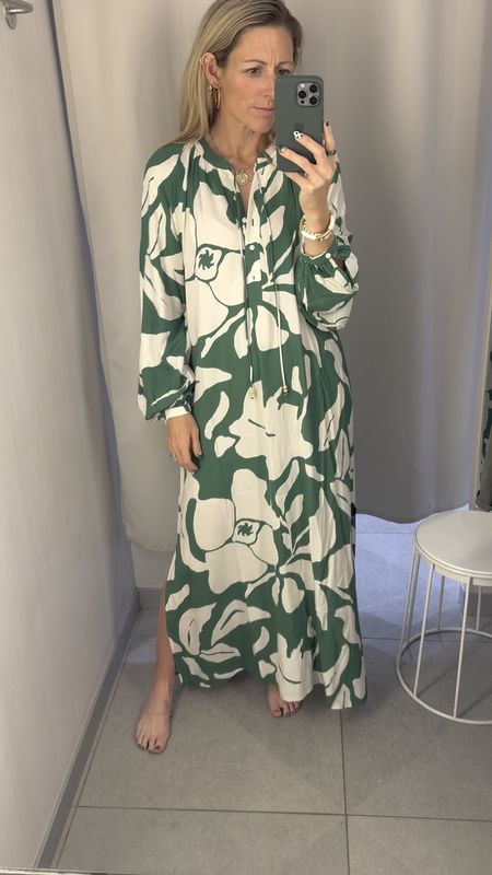 Under $45 Dresses for spring!  I love this bold green and white printed caftan dress.   Perfect for a beach vacay or weekend brunch, possible a beach wedding.

#WeddingGuestDress #BeachDress #CaftanDress #TunicDress #SpringDress #SpringOutfit

#LTKVideo #LTKfindsunder50 #LTKSeasonal