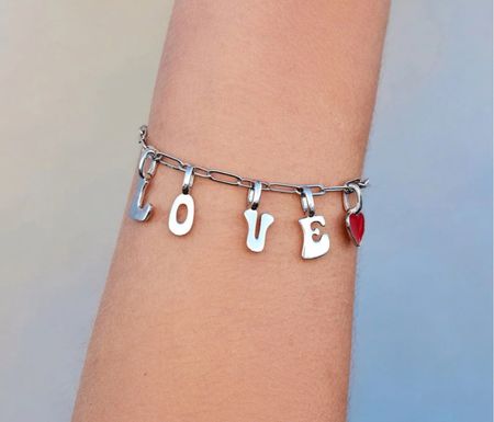 #gift #giftsforher #puravida #personalizedjewelry #bracelet #letters #name #momgift #graduation #gradgift #mothersday #momsdaygift 

#LTKunder50 #LTKFind #LTKGiftGuide