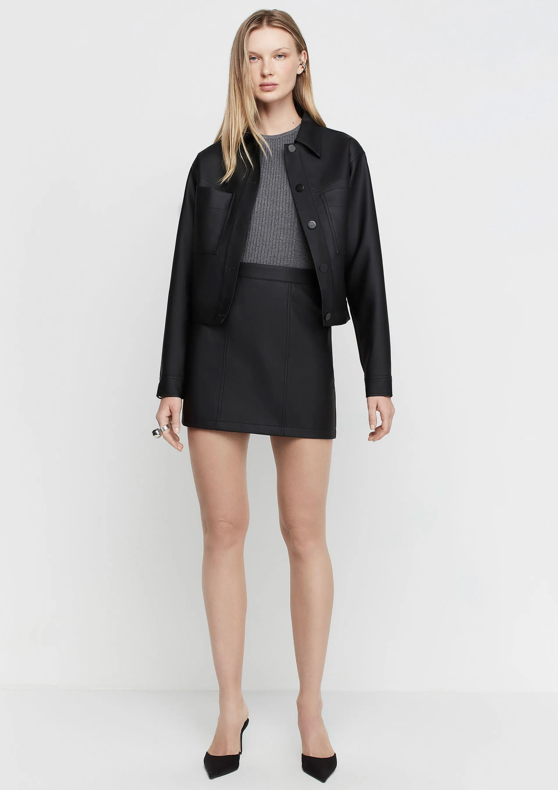 Saia Curta Reta Em P.u - Preto - DZARM | Moda Versátil, Cool e Atemporal | Roupas, Jeans, Tendê... | DzarmHering (BR)