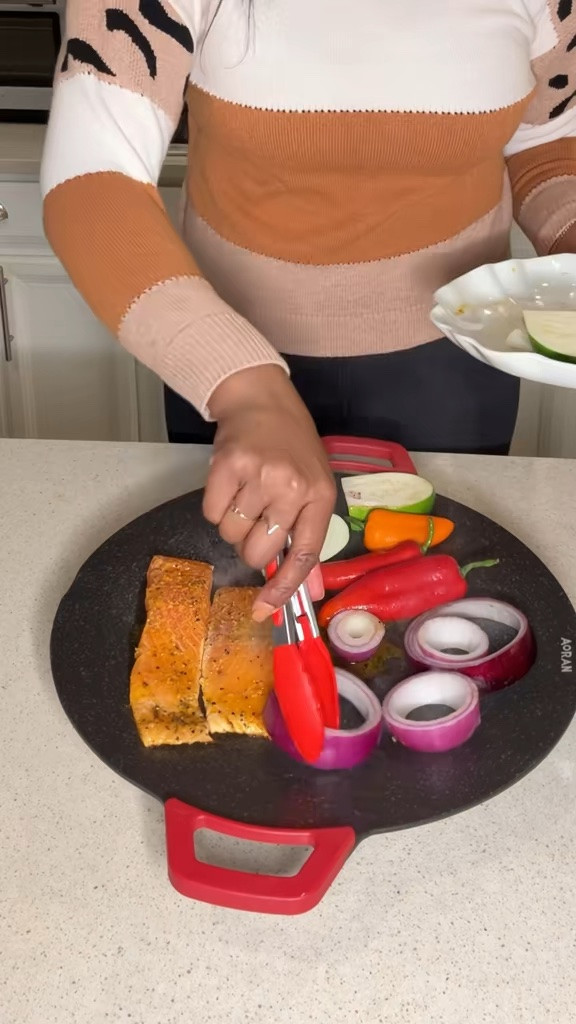 This indoor smokeless grill makes cooking quick meal so easy! ￼