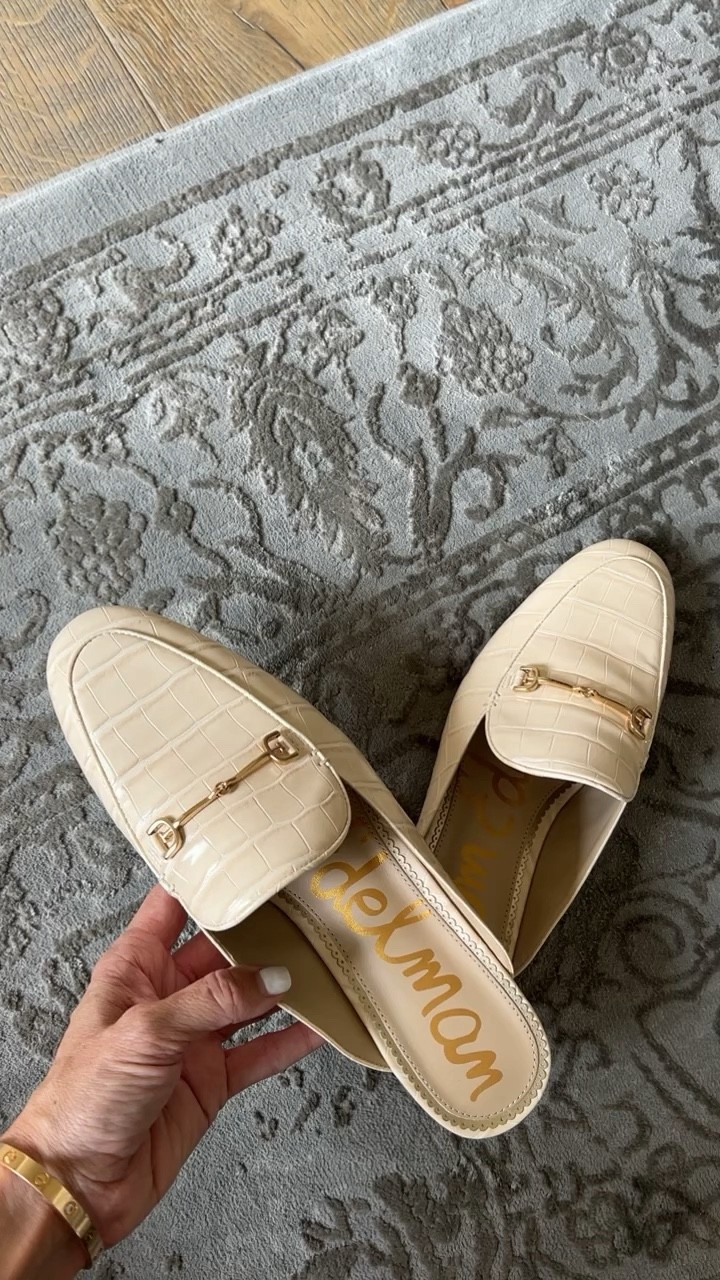 Off-white leather horse-bit mules. We love these with denim or black jeans and a white button down or blazer. 

Fall shoes
Horse bit mules
Loafer slides
Loafer mule 


#LTKstyletip #LTKshoecrush