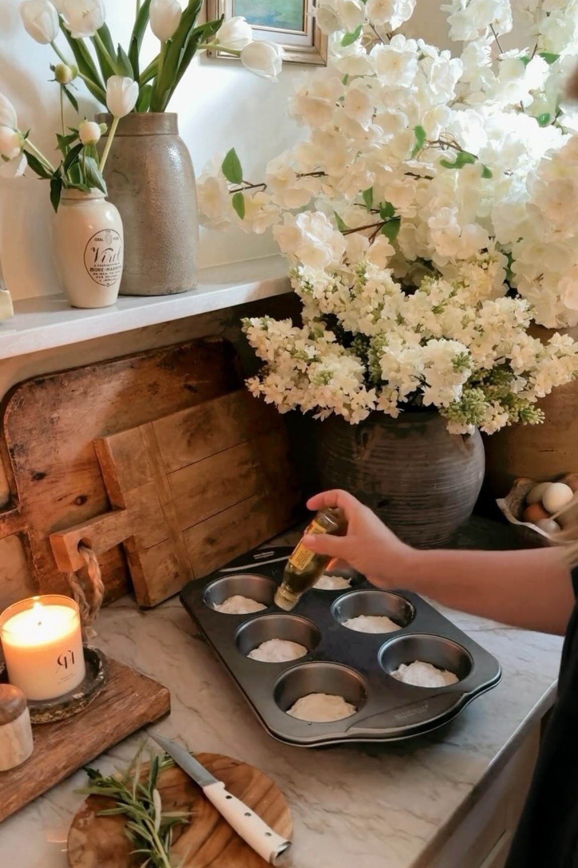 Simple Sourdough Focaccia Rolls

125g active starter @ peak
500g bread flour (I use @kingarthurbaking)
350g room temp water 
12g sea salt (I use @redmondrealsalt)

Mix the starter, water & salt. Add in the flour until combined & let rest for 30 min. 

Fold a couple of times, cover & set on the counter for a long proof. (Should take 6-18 hours).

Place into a muffin tin. Let rise an additional 1-2 hours until it grows by about 75%.

Cover w 2 tbsp olive oil & dimple the dough all over with your fingers.

Top with seasoning of choice (I used French sea salt & rosemary) & bake at 375 uncovered for 20 minutes or until golden brown. 

#sourdough #simplesourdough #sourdoughbaking #focaccia #sourdoughfocaccia #reels #reelsinstagram #instagramreels #explorepage