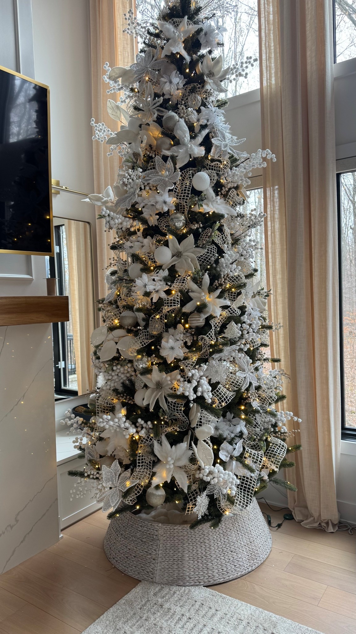 White floral Christmas tree 

#LTKHoliday #LTKSeasonal #LTKHome