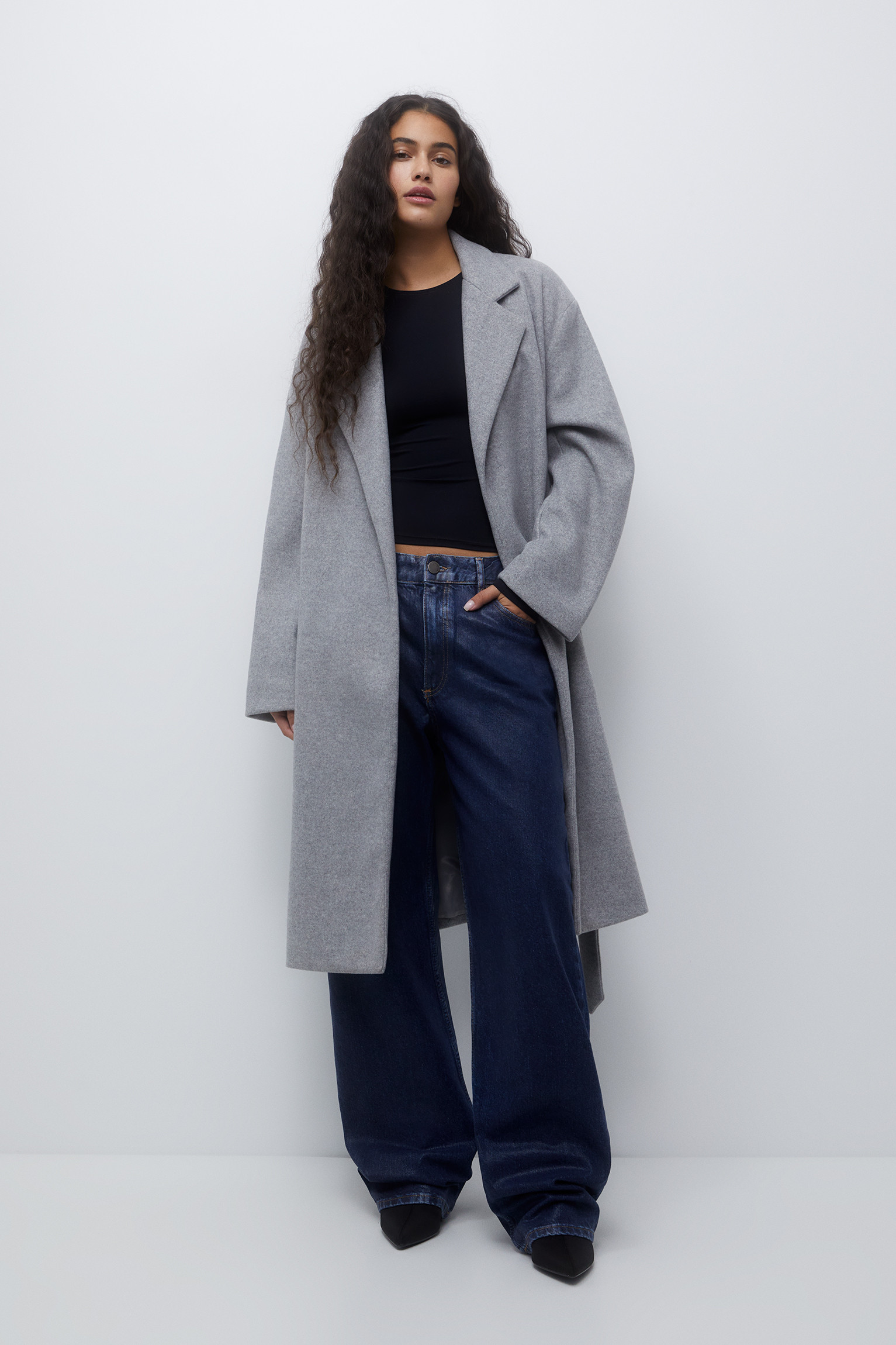 Langer Stoffmantel mit Gürtel | PULL and BEAR DE