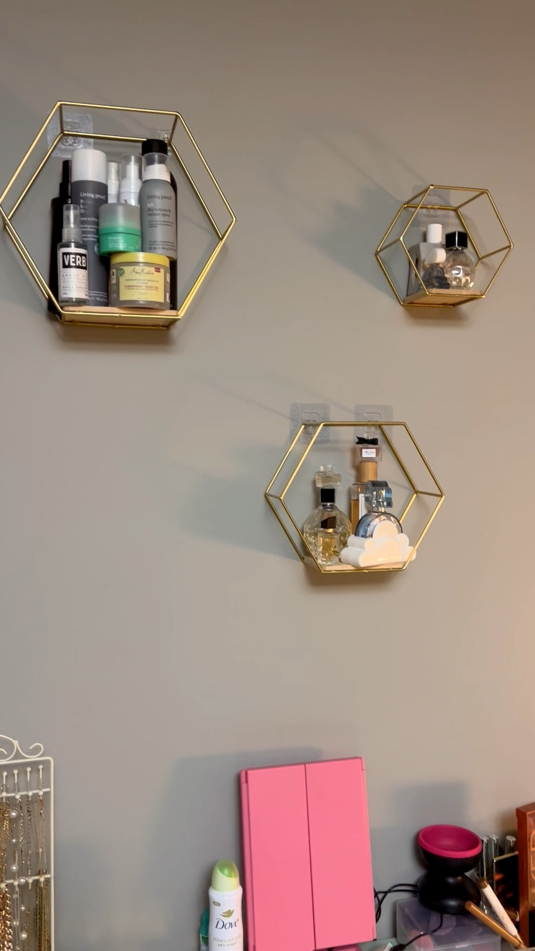 Cleaned and organized my vanity! 


#vanity #shelving #perfume #fragrance #hair #makeup #beauty

#LTKBeauty #LTKHome #LTKGiftGuide