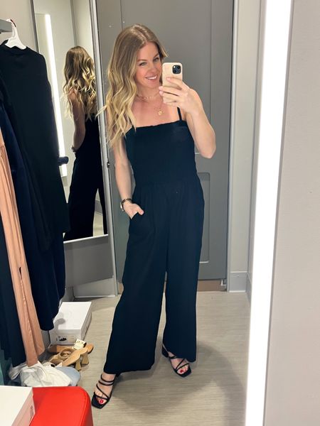 Loving this cute and casual jumpsuit. Wearing size small- available in 4 colors! 