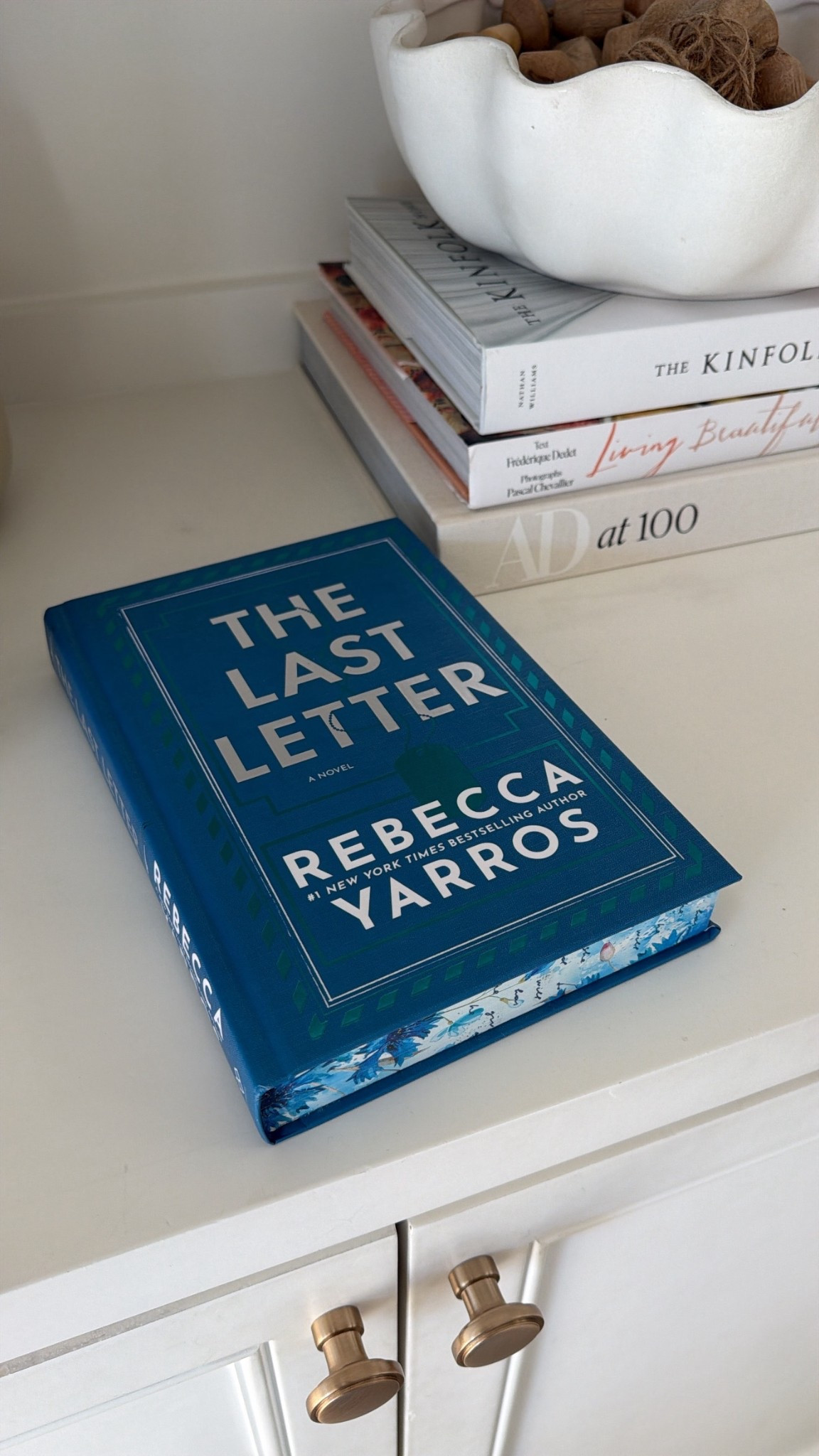 Ok… ya necesito empezar otro libro para recuperarme de este 😩
The Last Letter es una historia de amor que nace a través de cartas. Es muy fácil de leer, pero emocionalmente devastadora. Hay pérdida, dolor y un amor inesperado que te rompe el corazón.

Si te gustan los libros intensos y emotivos, te va a gustar… pero prepárate para llorar 🥹📖
No quise hacer spoiler, pero si necesitas saber más, mándame un DM en IG: @dandharamorris 🤭

#LTKmomlife #LTKstorytime #LTKdayinmylife