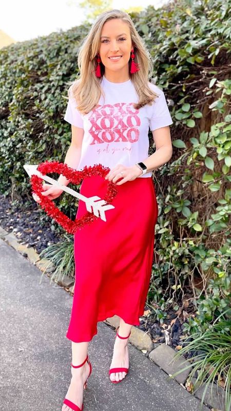 💝 Valentine’s Day Outfit 💝

Pairing a graphic tee or sweater with jeans, slacks, or skirts is a great way to add a little flair to your Valentine’s Day holiday. 

It’s fun and festive to wear things like this for the two weeks leading up to Valentine’s Day. ❌⭕️❌⭕️

#everypiecefits

Valentine’s Day style 
Valentines dress
Valentine’s Day date night

#LTKSeasonal #LTKstyletip #LTKparties