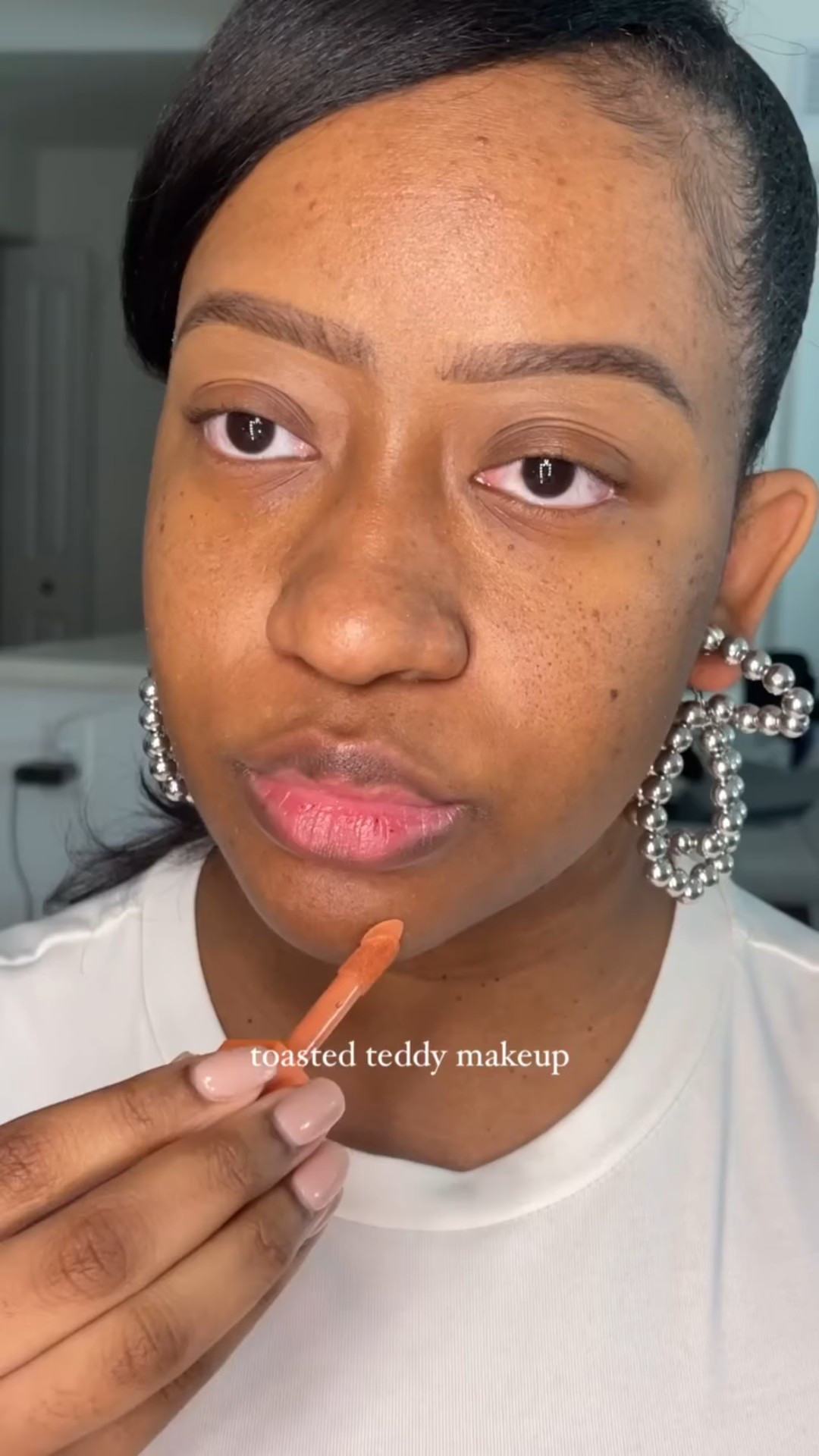Can’t get enough of the bronzy warm blush trend lately *chefs kiss*

Anyone else as obsessed as I am? Let me know your fave blush shades! 💬 

Products used
@hudabeauty Peach Corrector 
@maccosmetics Studio Radiance NC47 
@makeupbymario Bronzing Serum 
@saiebeauty Dew Blush in Spicy 
@fentybeauty Concealer 
@hudabeauty Peach Pie Powder 
@makeupbymario ethereal eyes palette 
@kissproducts rebel lashes
@hauslabs  fire moon blush
@fentybeauty Sp’iced Cold and the Trace’d Out Lip pencil in I Wood’nt. 

#fentybeauty #glossbombstix #lip #lipcombo #lipswatch #brownlipliner #hauslabs #MACTrend  #saie #fallmakeuplook #fallmakeuplooks
#makeuptutorials #bronzemakeup #fallmakeup #fallglam  #bronzemakeuplook