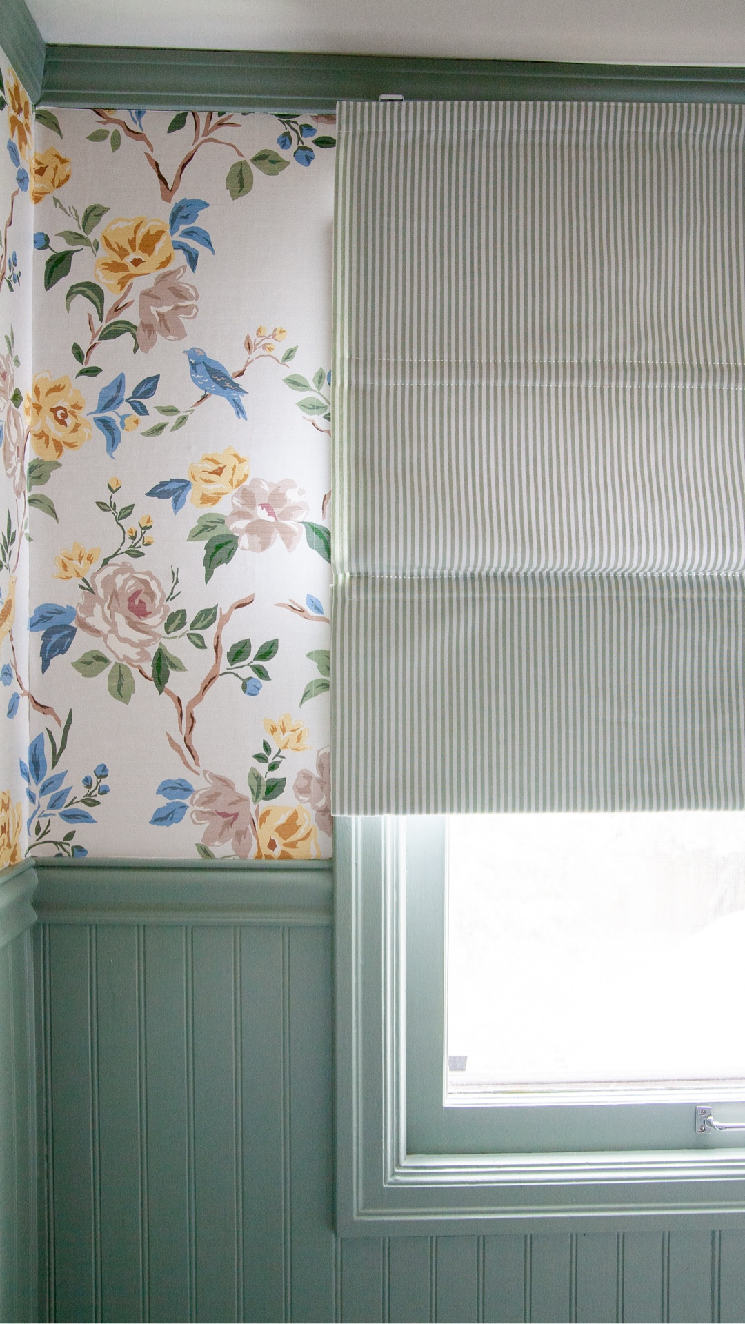 I was so happy with this floral wallpaper in my upstairs bathroom, but it was missing something. So I added this cute easy to install outside mount green and white striped Roman shade. It adds privacy and actually is so functional for blocking sun in the afternoons. Plus, such a cute combo with the floral wallpaper, right? I’m linking this exact shade which comes in several cute stripes and checks. You can use my discount code SUZANNAHSTANLEY to get 22% off at @twopagescurtains! 