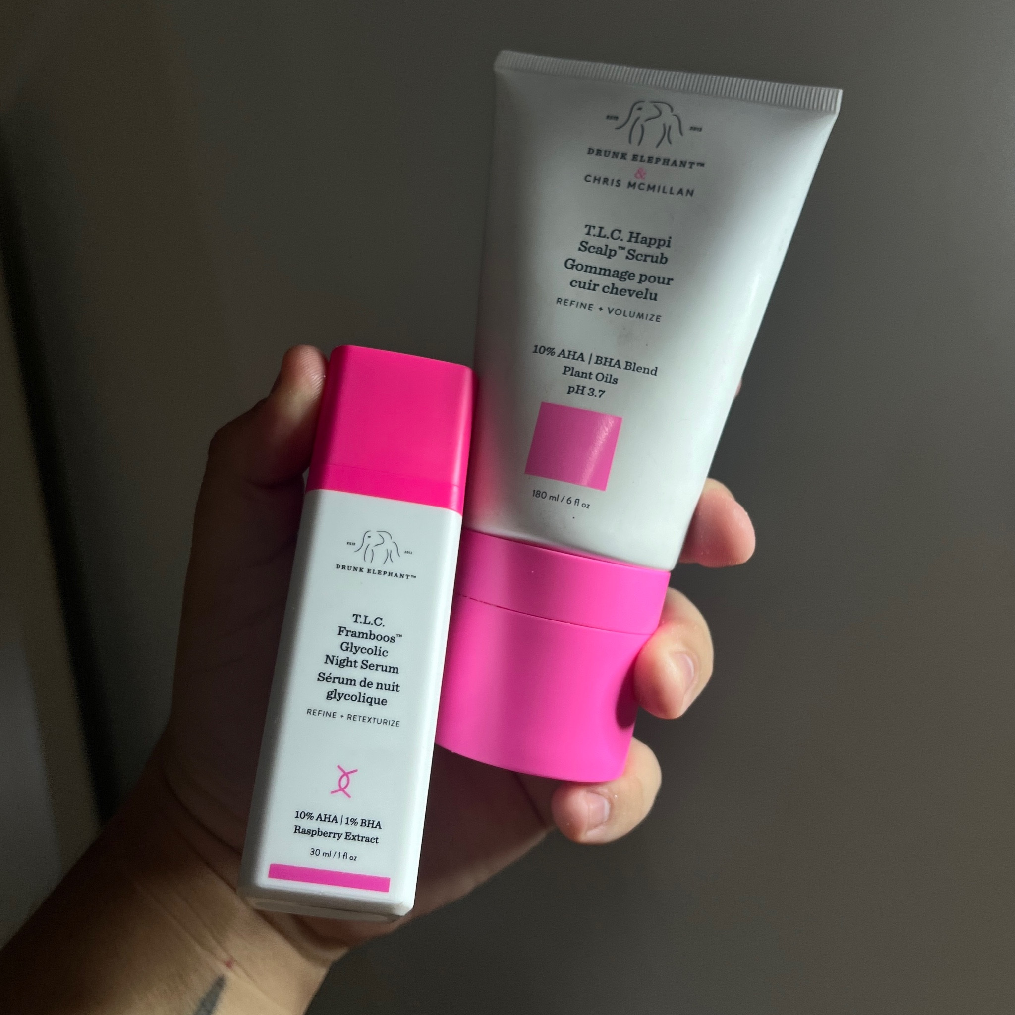 Esfoliantes perfeitos de #DrunkElephant, o sérum noturno de glicólico para pele do rosto e o happi scalp scrub para pele do cabelo. #hairscalp #haircare 

#LTKmens #LTKbrasil #LTKbeauty