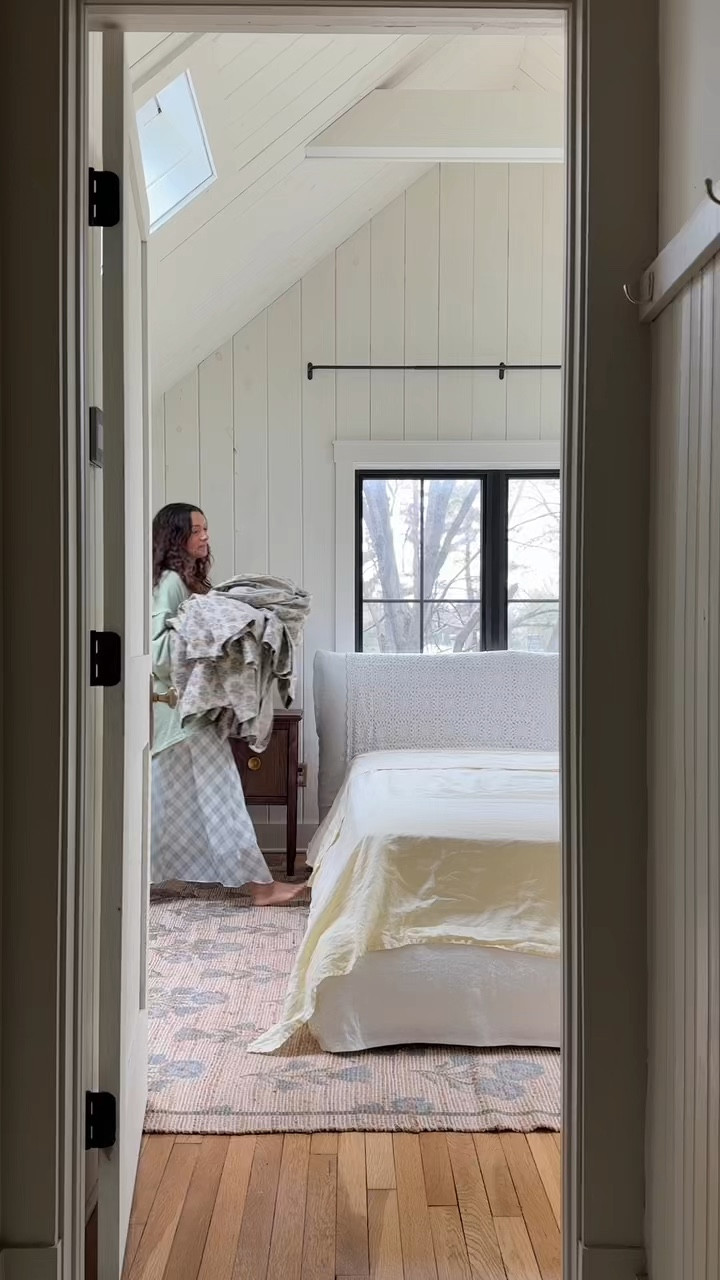 blue gingham 🤝🏼 butter yellow. This is your sign to refresh your bedroom for spring 🤭this linen bedding is unreal…so comfortable and one of the best i’ve tried! 

#ighome #bedroomrefresh 