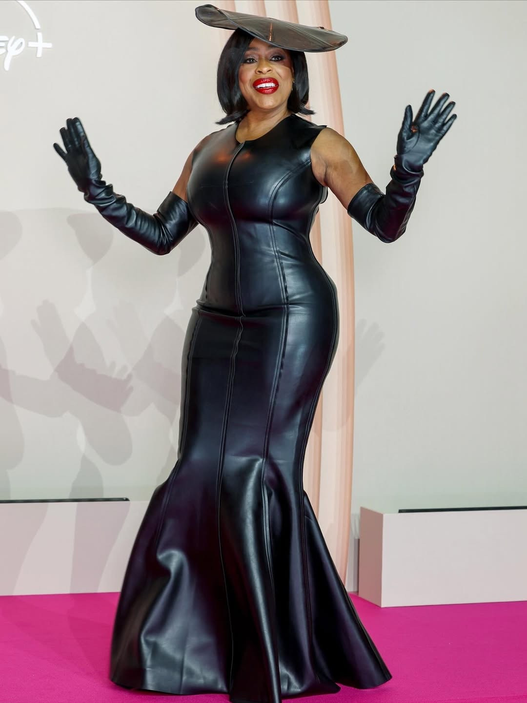 @niecynash1 attended the @allsfaironhulu premiere in Paris wearing a $695 Sleeveless Grace Fishtail Gown in Black by @normakamali, styled with matching gloves and a sculptural hat. Hot! Or Hmm..?
📸 Getty
#niecynash #niecynashfbd #normakamali #fashionbombdaily #fbdaily #BombStyle