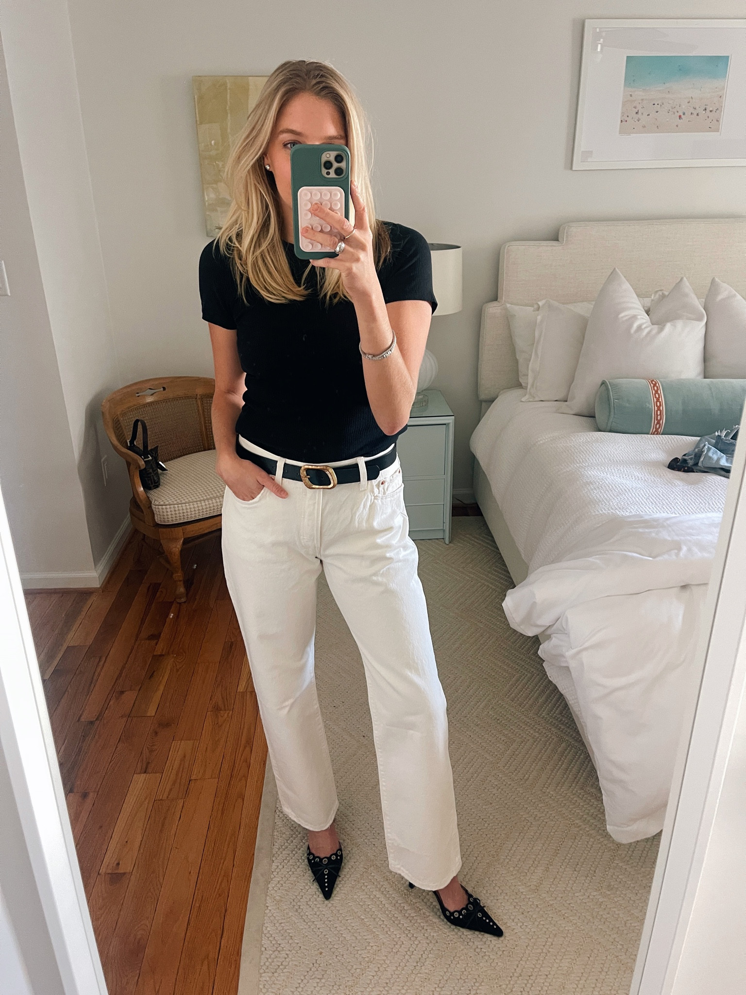 Wearing the Levi’s 501 90s in a 28x32! 