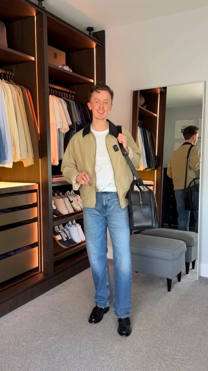 Affordable recreation of the iconic Pedro Pescal @newbottega airport look✈️🌴

Outfit linked on my @shop.ltk in my bio! 
Jacket is @zara 
T-shirt is @nextman 
Jeans are @tommyhilfiger 
Loafers are @mango_man 
Bag @grams28 
Scent is @acquadiparma 

#menswear #mensfashion #zaraman #pedropascal #bottegaveneta affordable outfit recreation, men style, trends 2026, men’s outfit ideas, LTK, Harrington jacket, loafer looks,