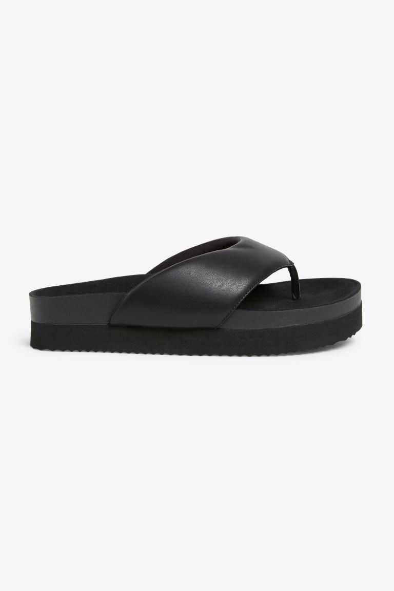 Padded flip flops with platform sole | H&M (DE, AT, CH, NL, FI)