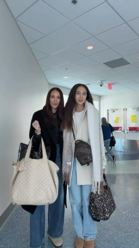 Winter Travel outfits, winter NY outfits, airport outfits, winter coat, birkenstock clogs, annabrstyle.

#LTKOver40 #LTKTravel