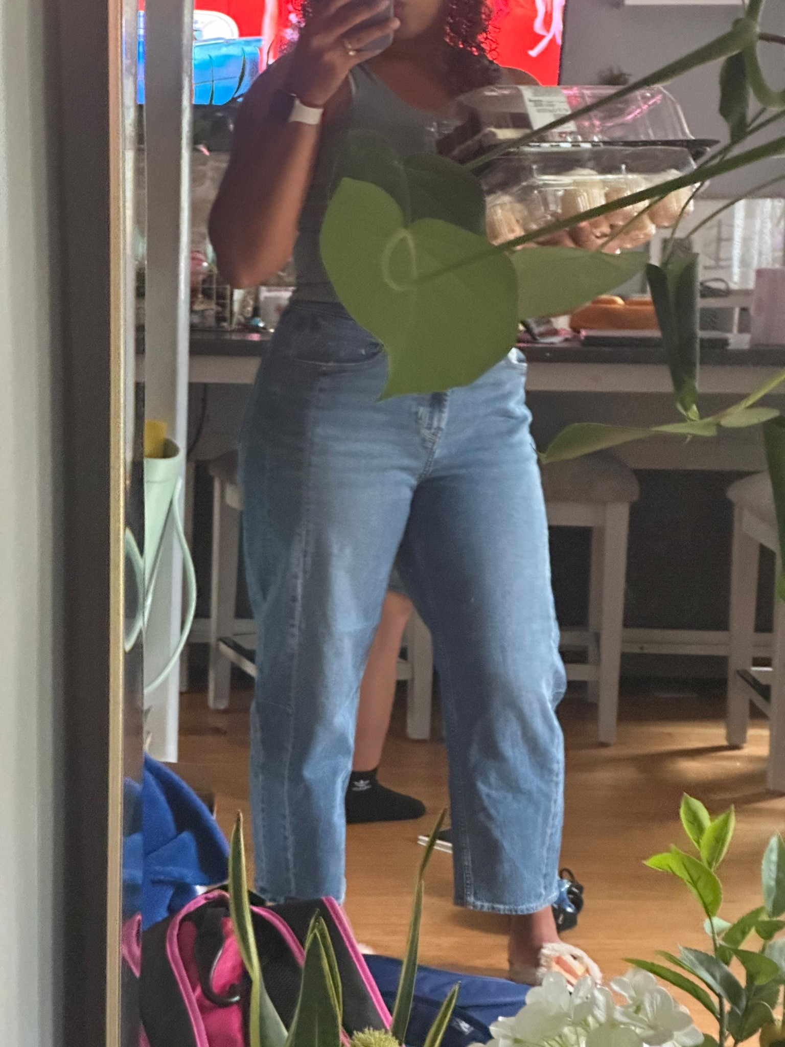 Ummm I never thought I’d be a barrel jeans girl. But here we are obsessed. Also, yes my house is a mess. We got kids that live here 🤣🤣