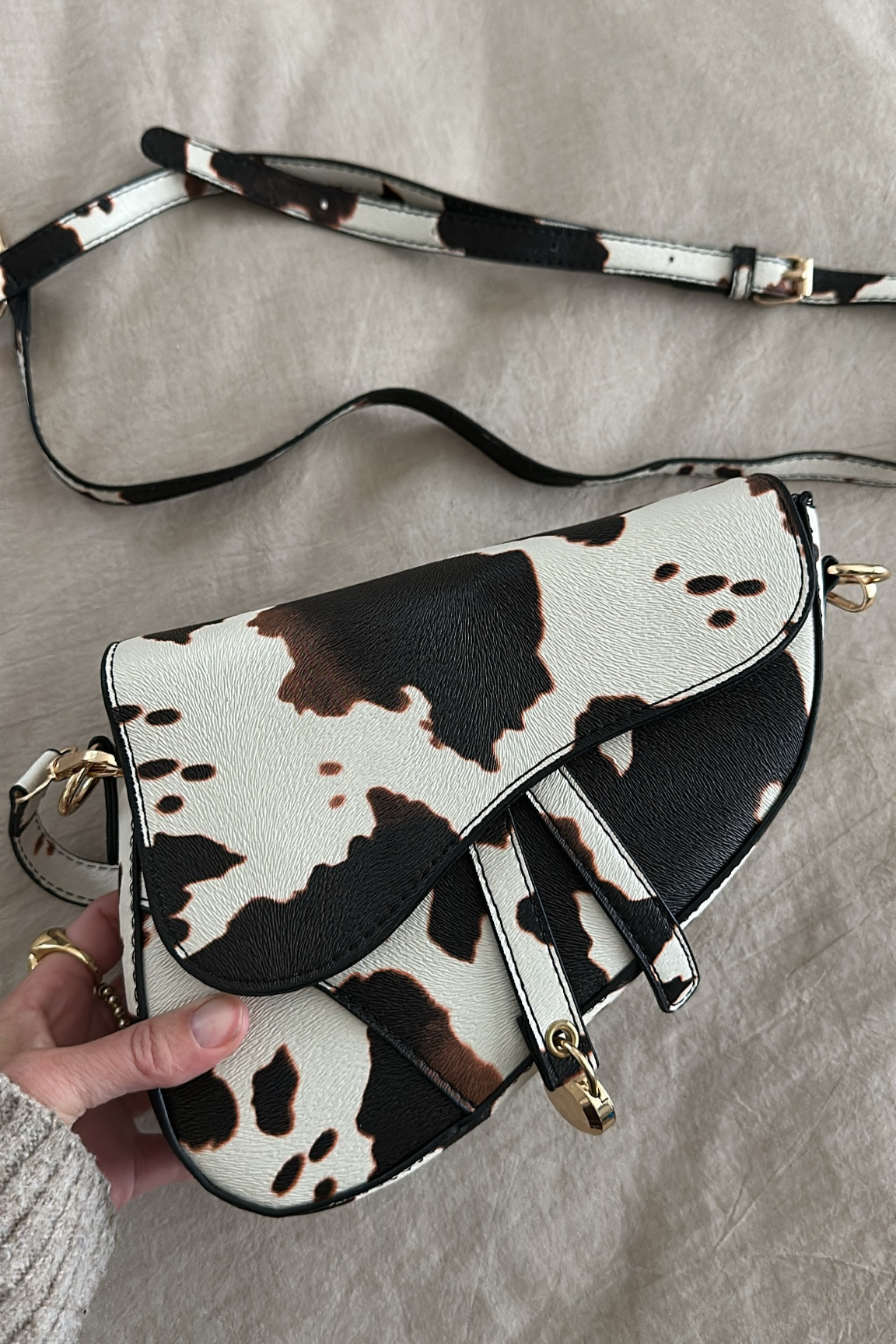 Amazon cow print handbag


#LTKSaleAlert #LTKItBag #LTKFindsUnder50