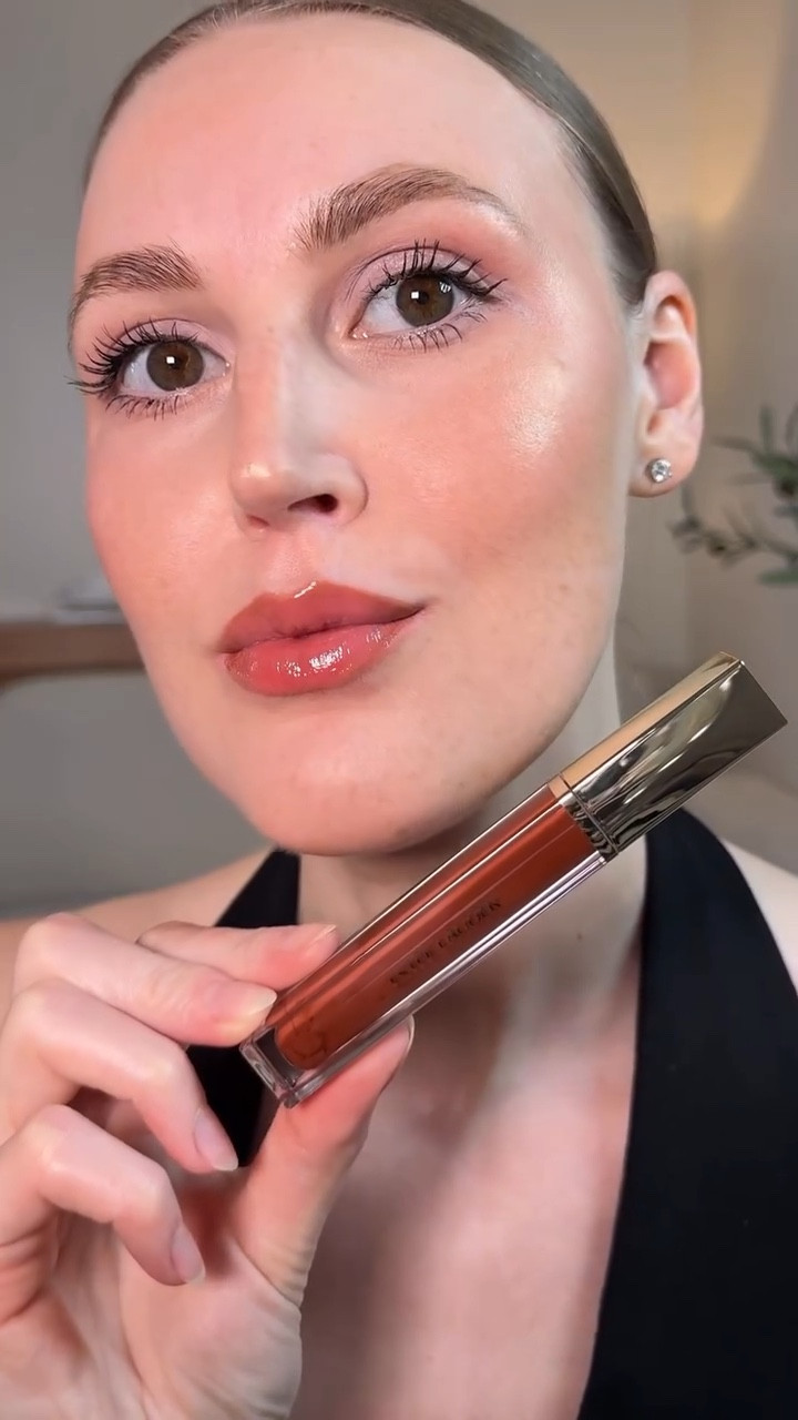 This lip oil?? I get the hype now 👀✨

04 Maple Syrup from @esteelauder is THAT glossy, juicy, plump look without the sticky feel 🤎

It’s giving hydrated, expensive, effortless.

Would you wear this shade daily? 👇

#EsteeLauder #LipOil #GlossyLips #MapleSyrup #makeupfinds