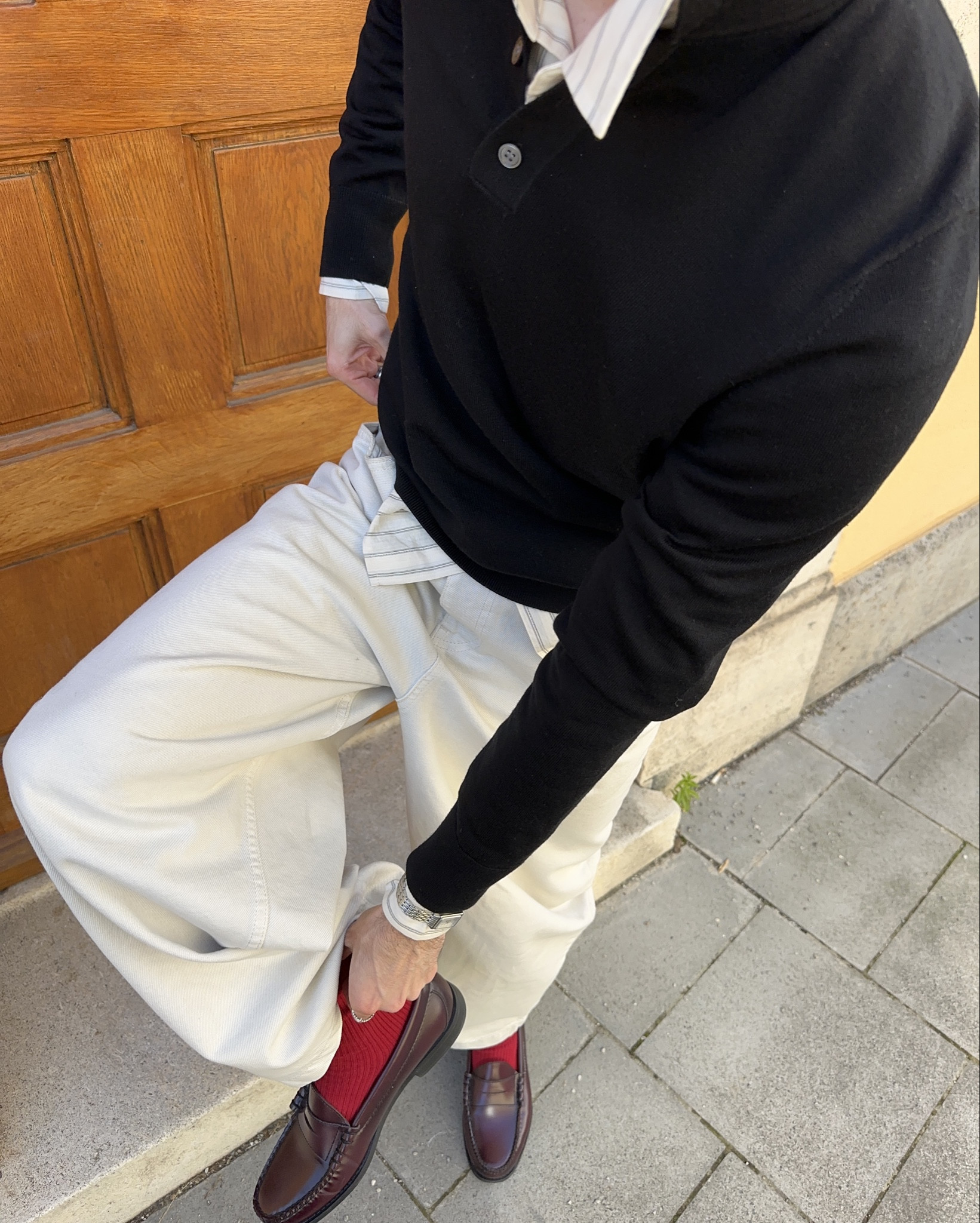 Frühling outfits | weiße jeans | polo schwarz | gestreiftes hemd | loafers burgundy | rote Socken 

#LTKherren #LTKspring #LTKdeutschland
