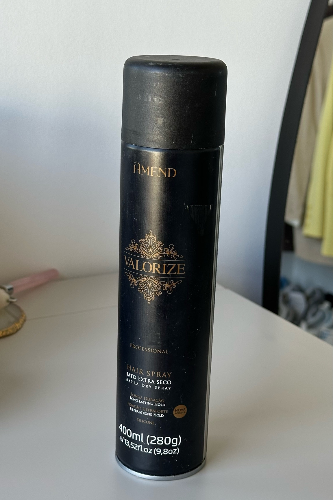 Amend Valorize Hair Spray Ultra Forte finaliza sem pesar qualquer tipo de penteado para que ele dure muito mais tempo.

Amend Valorize Hair Spray Ultra Forte traz silicones que protegem os fios da umidade. Seu jato seco não deixa resíduos no cabelo. Além disso, realça o brilho para deixar o visual impecável.